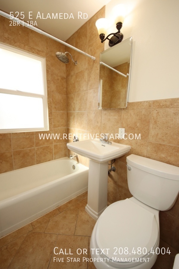 Building Photo - Cozy Upstairs Apartment Available! Visit r...