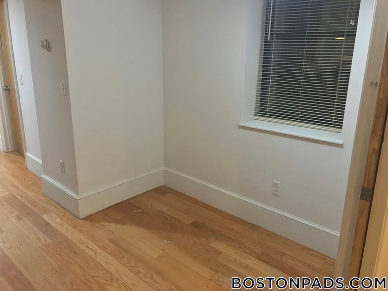 Building Photo - 64 Louis Prang St