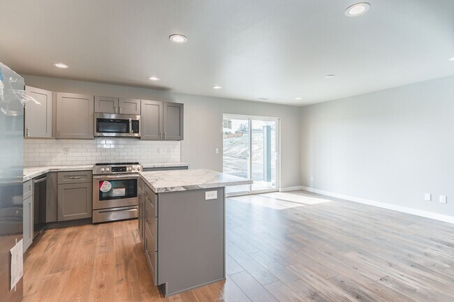 Building Photo - 3 Bed, 2.5 Bath Duplex in Royal City