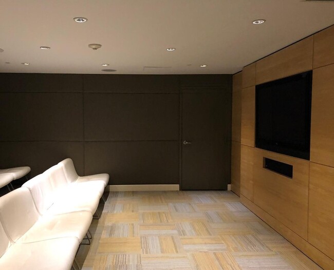Building Photo - 999 Brickell Ave
