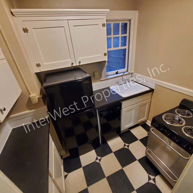 Building Photo - *2 MONTH'S RENT FREE PROMO & NO HOA MOVE IN/OUT FEES* Studio Unit in the Alphabet Dist w/hardwood...