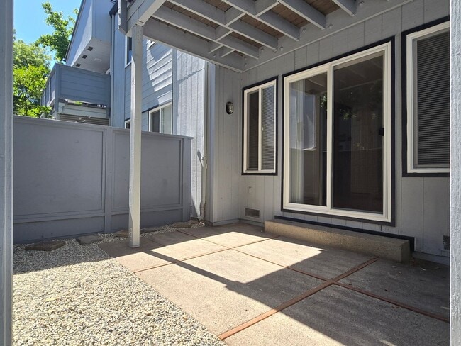 Building Photo - Large Downstairs Condo in Nice Community, ...