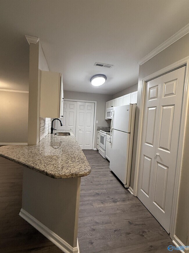 Building Photo - 4988 7 Pine Cir