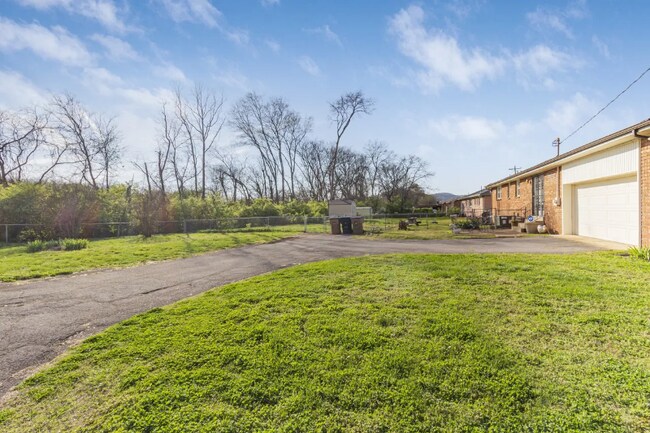 Building Photo - 3811 Crouch Dr