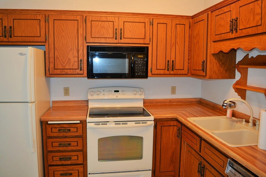 Kitchen - 2002 Mesabi Ave