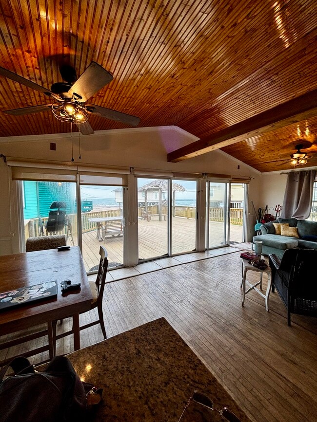 Building Photo - 611 Seashell Dr