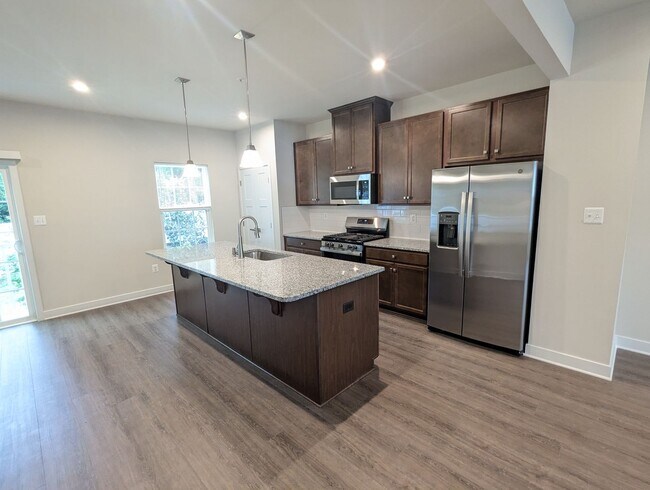 Building Photo - New Construction (never lived in) townhous...