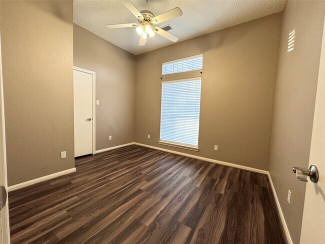 Building Photo - 4006 Hunnington Dr