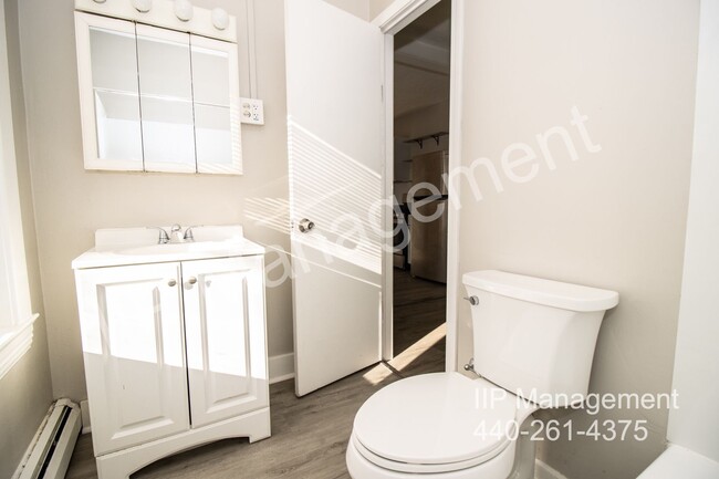 Building Photo - Very Stylish 1BR 1BA Up Unit in Lakewood -...