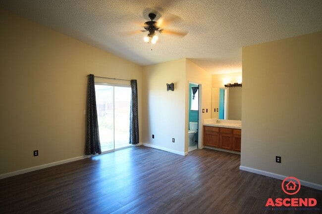 Building Photo - Gorgeous 4 Bedroom Home in Shafter!