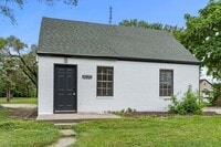 Building Photo - 2 BEDROOM HOME!