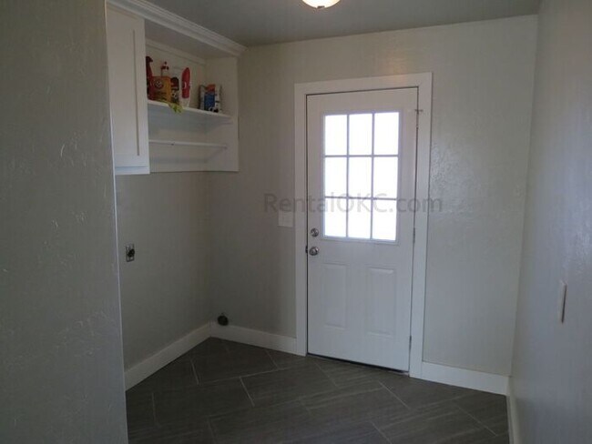 Building Photo - FANTASTIC - Corner Property, Open Plan, Gorgeous Kitchen - 3/2.5