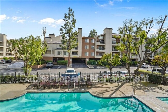 Building Photo - 5515 Canoga Ave