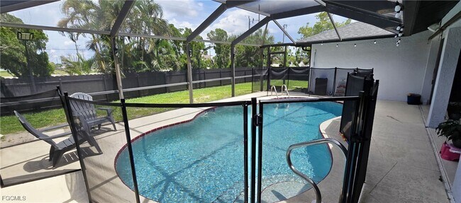 Primary Photo - 933 SW Santa Barbara Pl