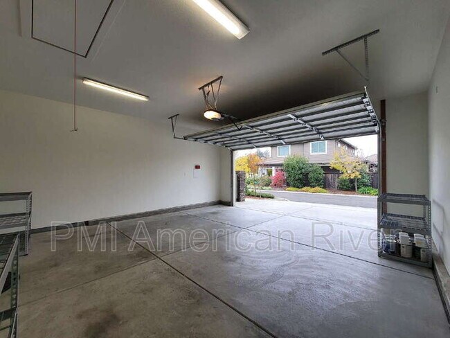 Building Photo - 8099 Traditions Ct