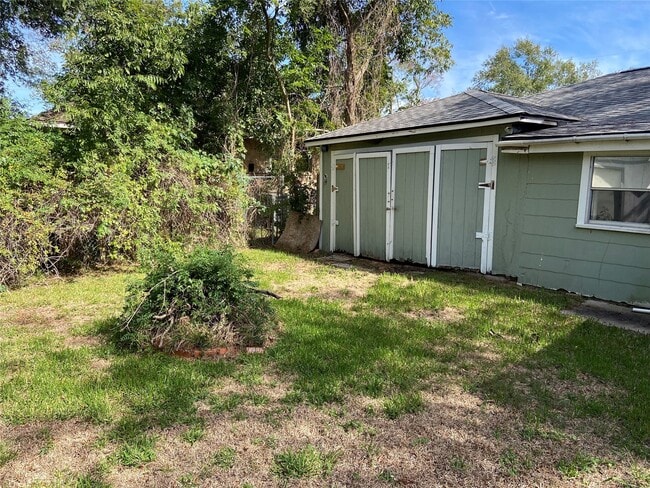 Building Photo - 2103 Holly Dr