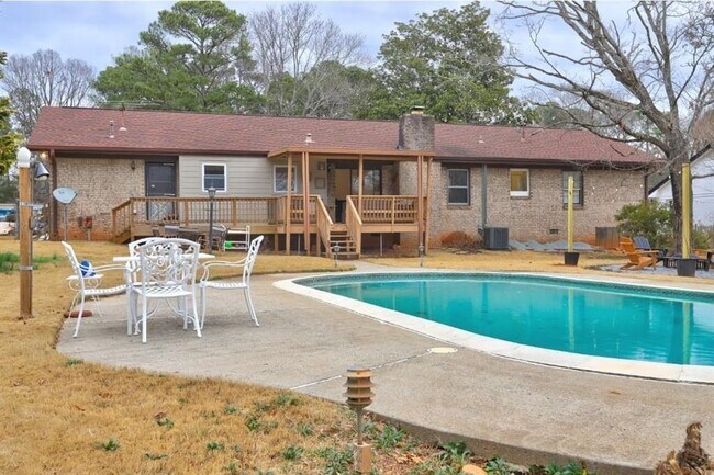 Building Photo - 457 Castleaire Dr SW