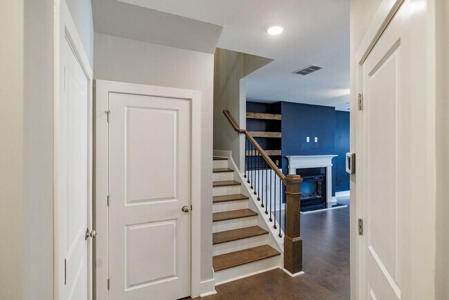 Building Photo - LEASING SPECIAL!! Townhome Available Now i...