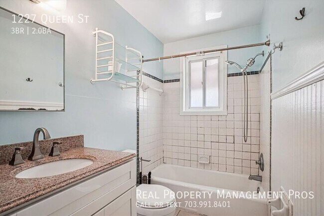 Building Photo - 1227 Queen St