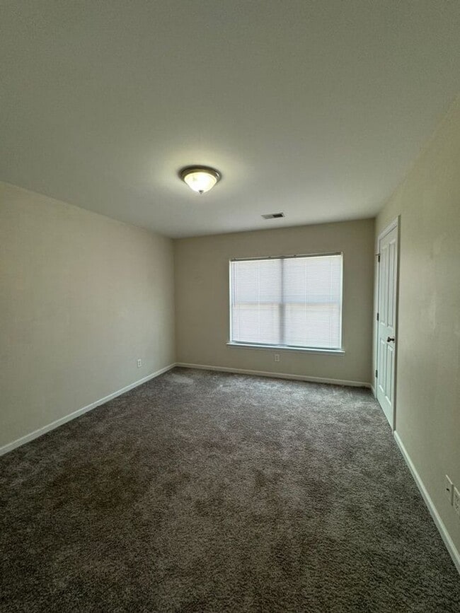 Building Photo - 670 Summer Hill Way