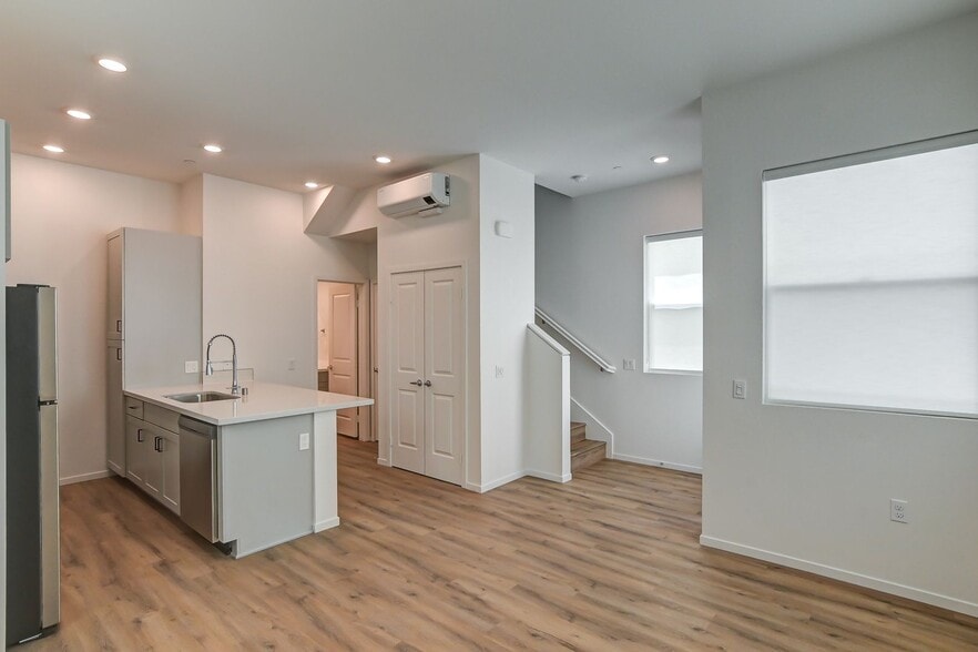 Building Photo - Division & Highland Rowhomes