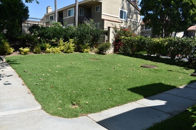Building Photo - Flooring throughout 3 bd 2.5 ba Condo (San Diego, 92122)