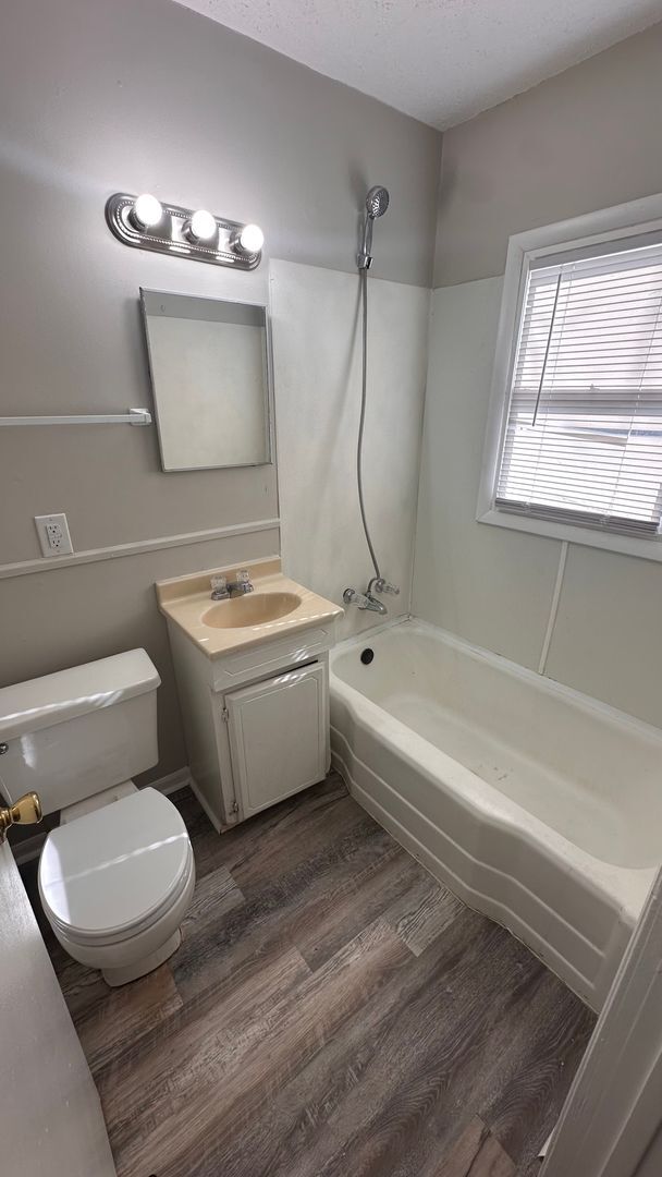 Building Photo - $550 - 1 bed 1 bath Duplex