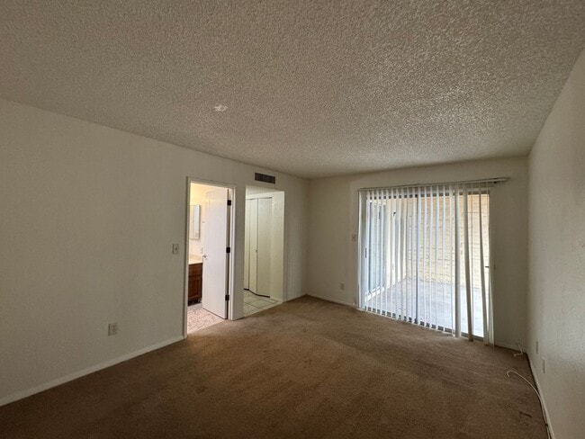 Building Photo - 2Bdm 2Ba towhome, great location! call today!