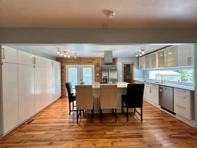 Building Photo - Fabulous 4 Bedroom 3 Bathroom Home with Pr...