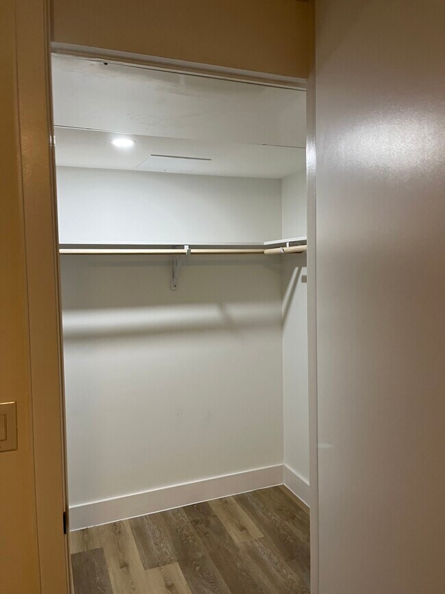 Building Photo - 2709 E 5th St