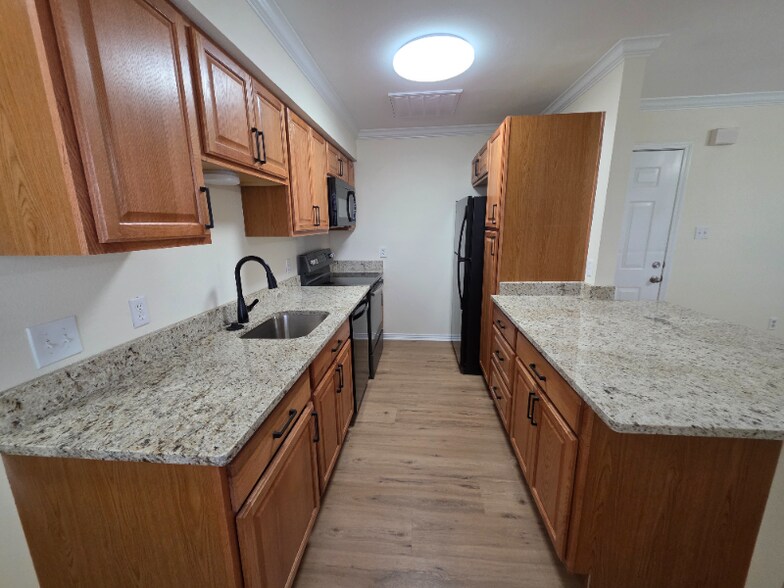 Building Photo - 4780 Pontchartrain Dr