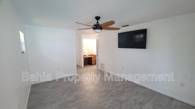 Building Photo - 215 Meadowcross Dr