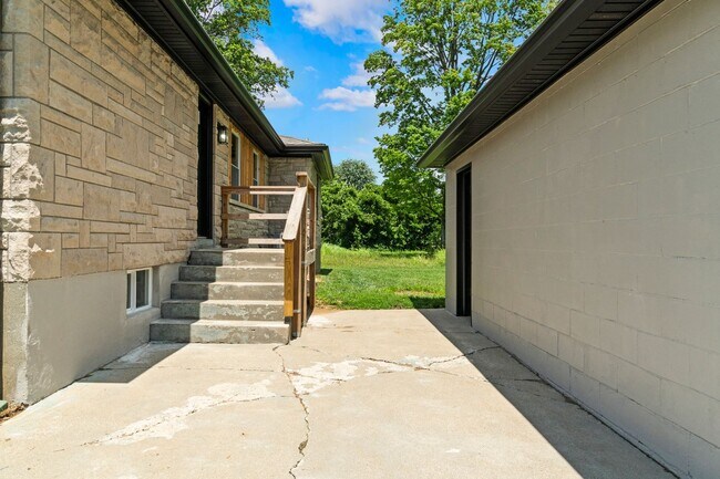 Building Photo - For Sale or Rent – Fully Renovated Stone R...
