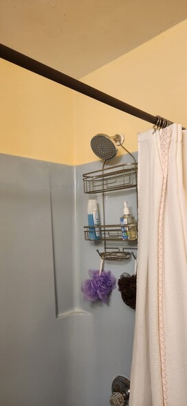 Shared Bathroom shower - 2116 Thaler Ave