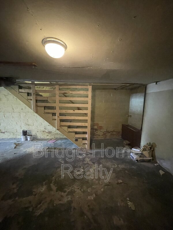 Building Photo - 136 S Spring Ave