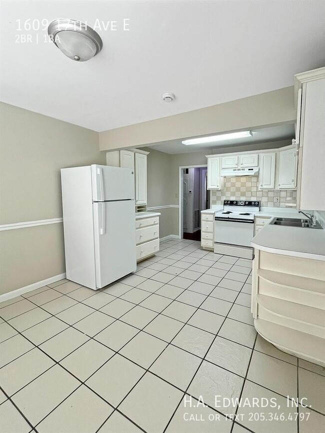 Building Photo - 1609 17th Ave E