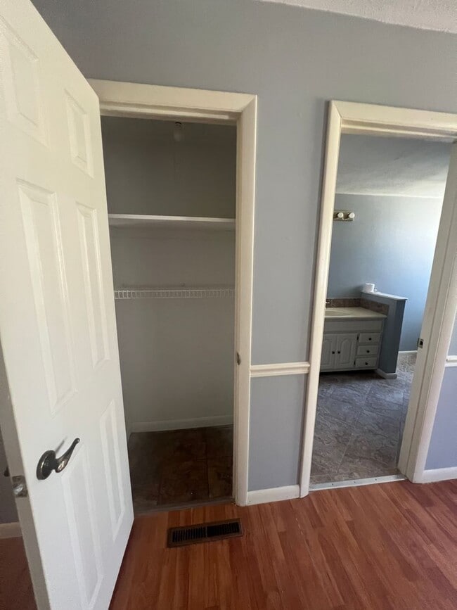 Building Photo - 3 bedrooms/2 bathrooms with detached 2 car...