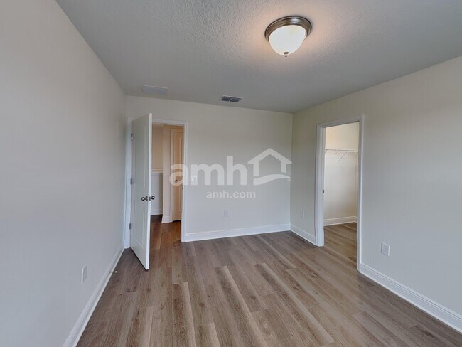 Building Photo - 1388 Sky Lks Dr