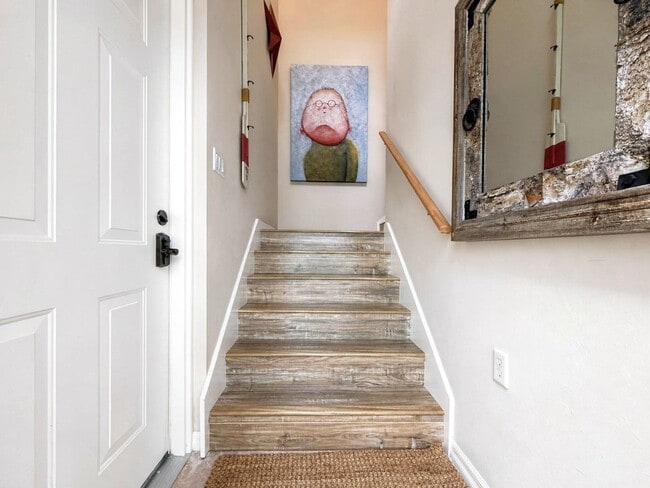 Building Photo - Beautifully furnished 2-bedroom and den, 2-bath in Sterlling Oak