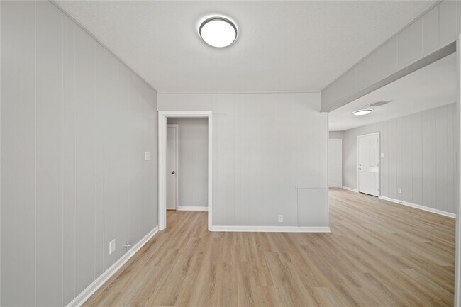 Building Photo - 5870 Reed Rd