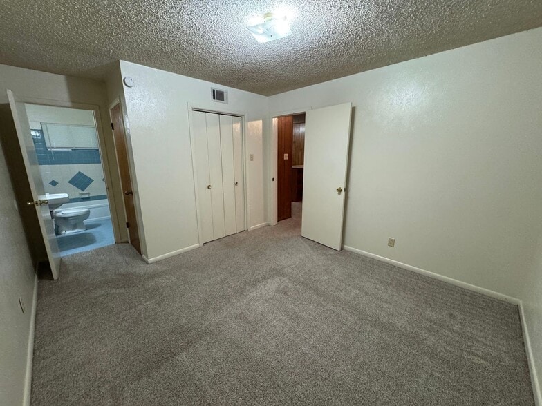 Building Photo - 806 Safady Ave