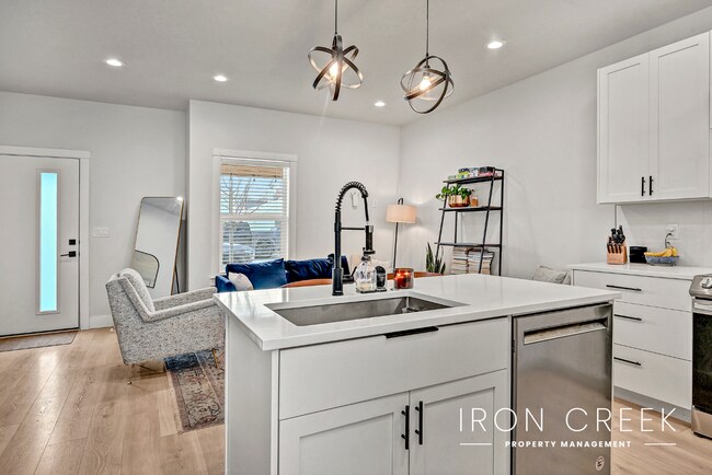 Building Photo - Contemporary Townhome Minutes from Downtown