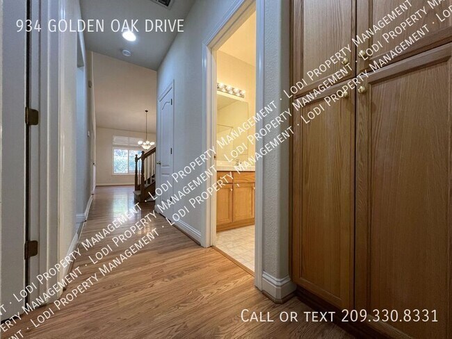 Building Photo - 934 Golden Oak Dr