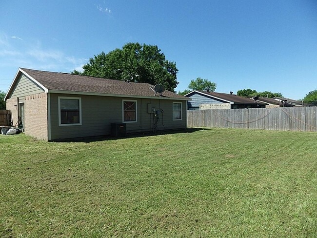 Building Photo - 3 bed / 1 bath home in Hockley - Move in R...