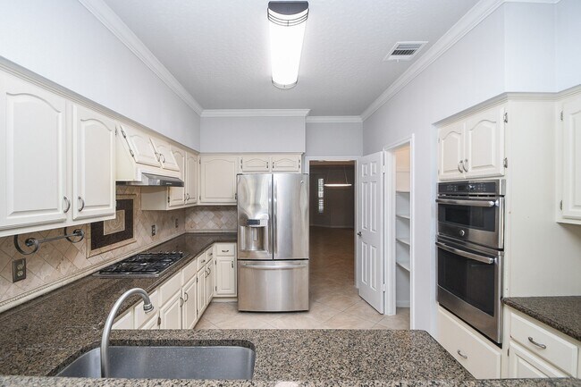 Building Photo - 4402 Jamaica Dr