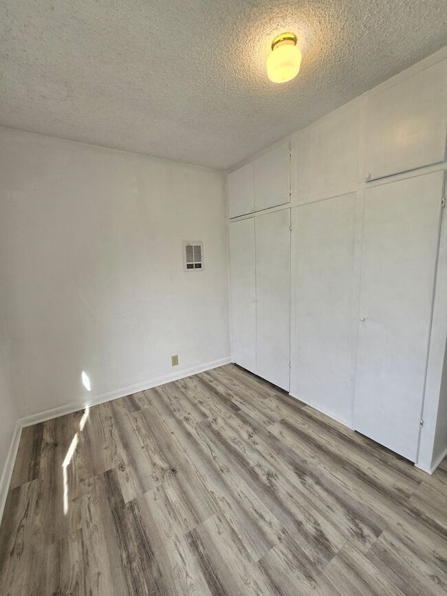 Building Photo - 1818 W 5th St