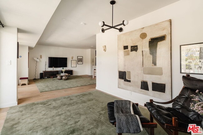 Building Photo - 999 N Doheny Dr