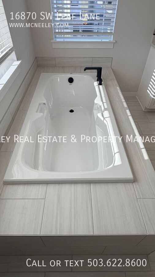 Building Photo - 16870 SW Leaf Ln