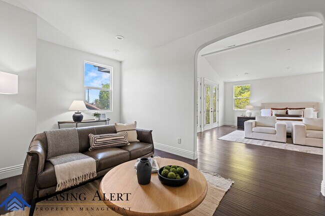 Building Photo - 5011 Hayvenhurst Ave