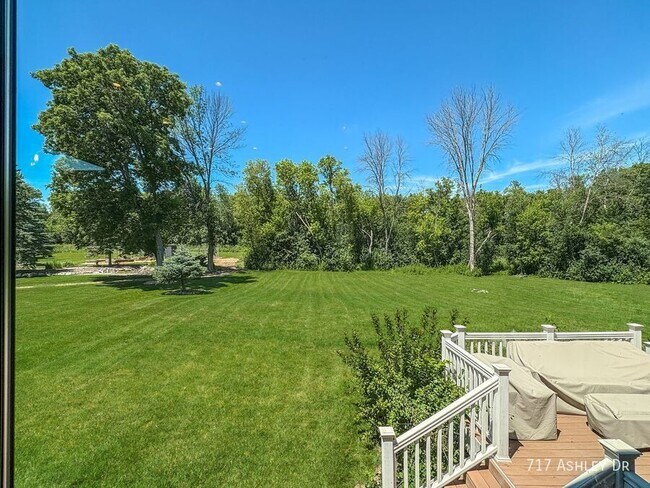 Building Photo - 717 Ashley Dr